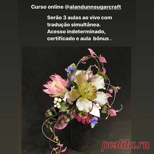Photo shared by Alan Dunn on June 23, 2020 tagging @ana_cakedesign, and @lucianagonzalezsugarflowers. На изображении может находиться: цветок, текст «lucianagonzalezsugarflowers Curso online @alandunnsugarcraft Serão 3 aulas ao vivo com tradução simu simultânea. ultânea. Acesso indeterminado, certificado e aula bônus. 18h»
