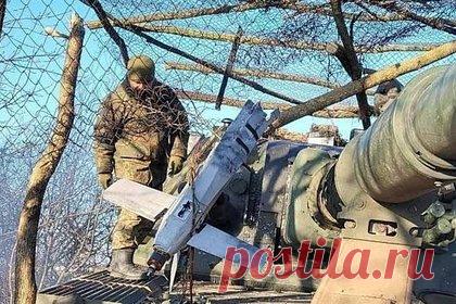 В Минобороны Украины пожаловалось на нехватку оружия для борьбы с «Ланцетами». Украине не хватает оружия от западных союзников для того, чтобы справляться с российскими беспилотниками «Ланцет», заявил советник министра обороны Украины Юрий Сак. По его мнению, Запад мог бы помочь за счет поставок немецких танков Gepard или австралийских полноприводных бронированных машин Hawkei.