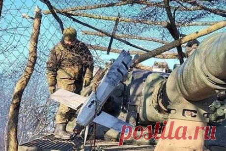 В Минобороны Украины пожаловалось на нехватку оружия для борьбы с «Ланцетами». Украине не хватает оружия от западных союзников для того, чтобы справляться с российскими беспилотниками «Ланцет», заявил советник министра обороны Украины Юрий Сак. По его мнению, Запад мог бы помочь за счет поставок немецких танков Gepard или австралийских полноприводных бронированных машин Hawkei.