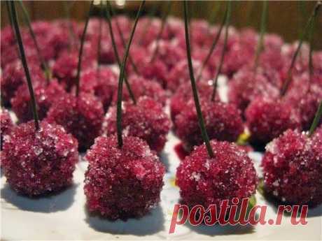 ВИШЕНКИ - пирожное без выпечки !   *Нужно: вафли, кроме лимонных - 250 гр, молоко 40 - 50 мл, масло 10 гр, cок свеклы 50 мл, cок лимона 10 мл, cахар, сосновые иголки ( для веточек). Рецепт далее...  //LiveInternet