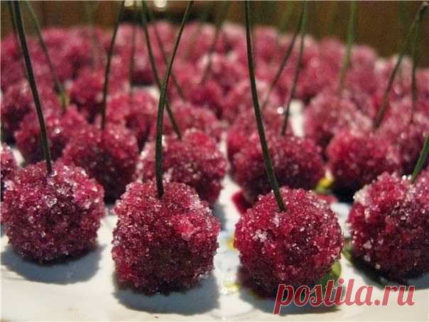 ВИШЕНКИ - пирожное без выпечки !   *Нужно: вафли, кроме лимонных - 250 гр, молоко 40 - 50 мл, масло 10 гр, cок свеклы 50 мл, cок лимона 10 мл, cахар, сосновые иголки ( для веточек). Рецепт далее...  //LiveInternet