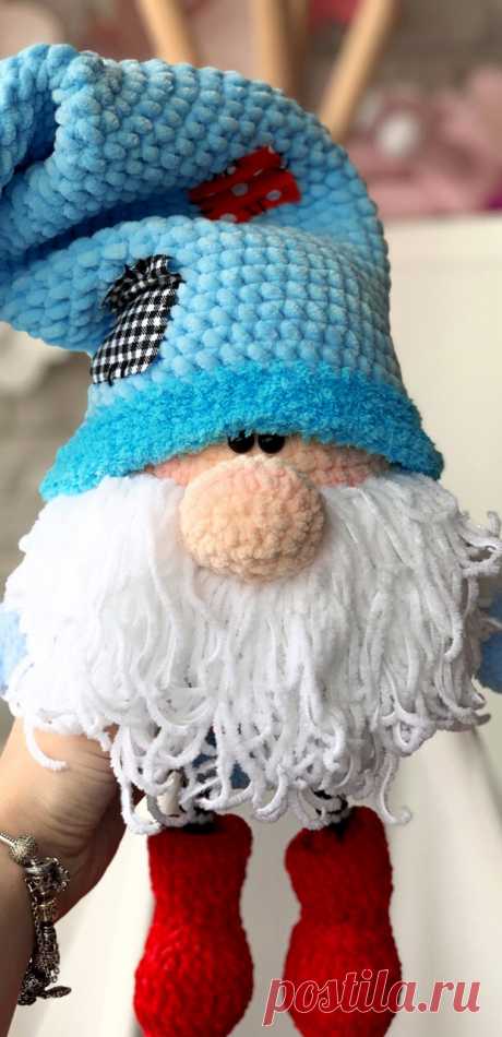 PDF Гномик Джинглз крючком. FREE crochet pattern; Аmigurumi doll patterns. Амигуруми схемы и описания на русском. Вязаные игрушки и поделки своими руками #amimore - гном, гномик, кукла, куколка.