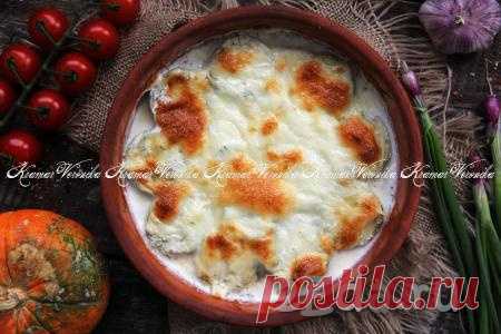 Кабачки, запечённые в сметане с сыром в духовке Для приготовления кабачков, запечённых в сметане с сыром в духовке, потребуется:кабачки молодые - 300 г;сметана жирностью 20% - 100 г;вода - 50 мл;укроп -