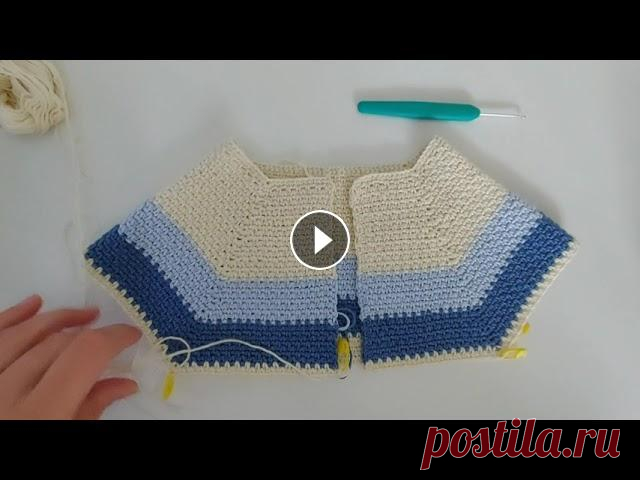 Вяжем детский кардиган крючком, регланом сверху. Росток, подрезы, тело кардигана и резинка по низу. Продолжаем вязать детский кардиган, без швов регланом сверху крючком. Тайминг: 0:00 Начало видео 1:13 Смена нити на другой цвет 3:45 Росток. Для тедей...