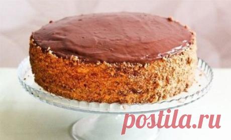 Торт "Сникерс".
Этот торт пеку уже второй раз и однозначно буду печь еще. ВКУСНЯТИНА! Он стал для меня открытием в плане приготовления бисквита, а также я попробовала новый способ приготовления глазури. Очень мне понравилось экспериментировать:) Предупреждаю, торт очень сытный, впрочем, как и его коллега батончик "Сникерс". Много орехов, крем напоминающий карамель и нугу и щедрый слой молочного шоколада.
Вам потребуется:
(форма диаметром 26 см):
Для теста:
- 5 яиц
- 180 г сахара
- 170 муки
-