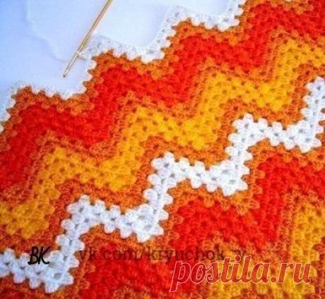 Волна крючком

Использовать этот узор можно для покрывал, накидок, салфеток и одежды. В интерьере такая яркая вещь отлично впишется в классический и средиземноморский стиль, а в одежде можно использовать волнистый мотив для вещей в стиле «этно» или «хиппи». Такие красочные вещи лучше комбинировать с более нейтральными «напарниками». Например, в спальне в светлых оттенках хорошо будет смотреться яркое покрывало, связанное таким мотивом. Дополнить его могут однотонные подушк...