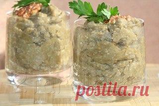 Баклажановая икра с орехами

Очень вкусная штучка! Хорошо подходит к блюдам на мангале. Да и просто сама по себе хороша!

Ингредиенты:
4 баклажана; 
горстка грецких орехов;
хмели-сунели; 
чеснок; 
зелень (петрушка, кинза); 
соль.

Приготовление:

1. Баклажаны накалываем вилкой и запекаем в духовке (ок. 30 мин. при 200 С) или на решетке мангала до мягкости.
2. Очищаем их от кожицы.
3. Измельчаем блендером или ножом. Добавляем 1 ч.л. хмели-сунели, орехи и чеснок по вкусу (я ...