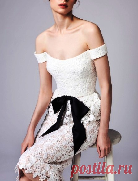 Reem Acra 2018  Круизная коллекция --  женственность и шикарная элегантность 

 Рим Акра также как и другие ливанцы, создает настоящую красоту, которая всегда приводит в восторг. 

 Коллекция получилась очень красивой, яркой и женственной. Каждый образ радует изящными деталями…