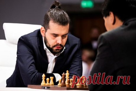 Непомнящий выиграл седьмую партию матча за титул чемпиона мира. Российский гроссмейстер Ян Непомнящий выиграл седьмую партию матча за титул чемпиона мира по шахматам у китайца Дина Лижэня. 32-летний Непомнящий, для которого это вторая попытка завоевать мировую шахматную корону, играл белыми фигурами. Партия завершилась на 37-м ходу.