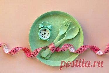 Ешь все и худей! Как правильно проводить читмил?. Праздник живота для худеющих: как планировать читмил и что получится в итоге? Сегодня диетологи все чаще заявляют, что читмилы вредны. Они считают, что при таком питании человек будет постоянно переедать и не сможет сбросить вес. Но так ли это на самом деле и можно ли похудеть при поедании вкусняшек? Кто-то может посчитать читмил вредной причудой, а кто-то даже праздником. Поедание шоколада, пиццы, картофеля фри или чипсов в свободное время не …