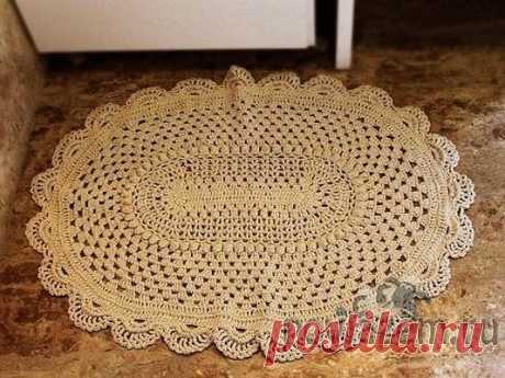 Овальный коврик вязаный крючком, описание и схема по ссылке:     https://povjazem.ru/vyazanie-dlya-doma/kovrik-sidushka/kovriki-kryuchkom-vyazhem-sami