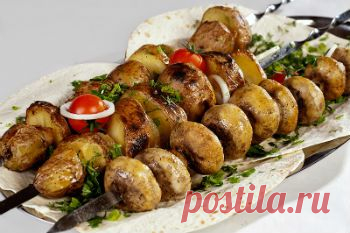 Шашлык из картошки и шампиньонов. Рецепт шашлыка из картошки вегетарианский