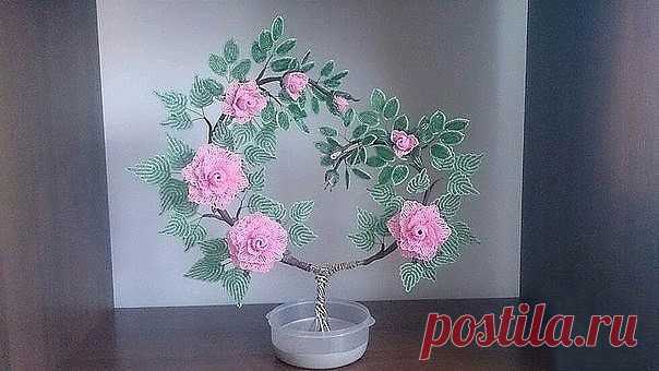 ​Оригинальная композиция с розами из бисера