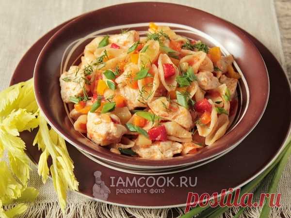 Макароны с курицей и овощами на сковороде