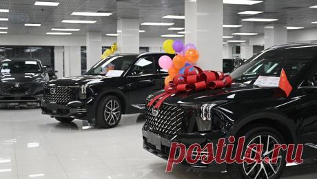 Повышение утильсбора спровоцировало в России рост цен на автомобили до 20%. За два месяца с момента принятия решения об изменении ставок утильсбора цены на автомобили в России выросли до 20%, рассказали &quot;Газете.Ru&quot; представители крупных дилерских холдингов. Но пик еще не пройден, иномарки продолжат стремительно дорожать, предупреждают эксперты.