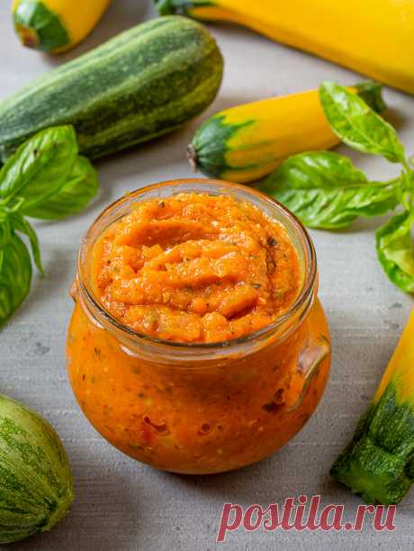Пикантная кабачковая икра на Вкусном Блоге Икра по этому рецепту получается нежной по консистенции и пикантной по вкусу. Пропорции овощей можо менять по своему усмотрению и наличию. Кабачки в идеале – молодые, но и переростки после срезания жесткой кожуры и удаления семечек вполне подойдут. Апдейт фото к рецепту от 4 октября 2008 года. Кабачки очищаем от…