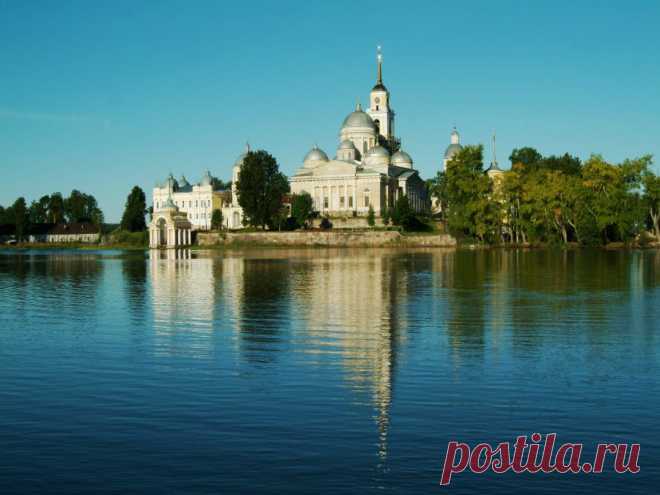 Нило-Столобенская пустынь – мужской монастырь, возведенный на острове Столобный и частично на Светлице на озере Селигер в Тверской области. Основан он был в 1594 г. на месте отшельничества преподобного Нила. Эта обитель жемчужина Тверской епархии.