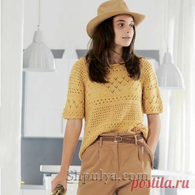 Летний пуловер с короткими рукавами связан спицами миксом ажурных узоров из шелка с шерстью кукурузно-желтого цвета.