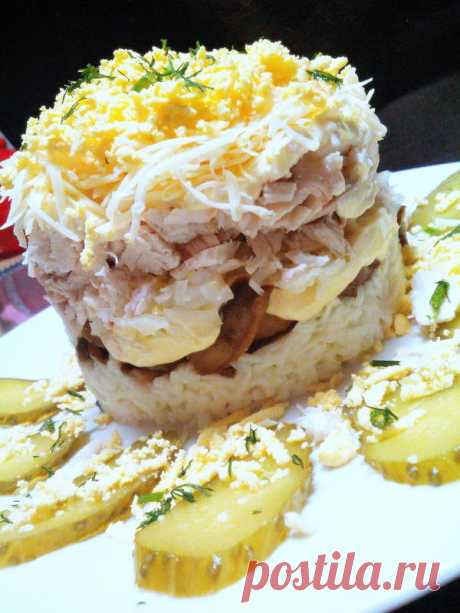 Салат с курицей, грибами и маринованным луком / 7dach.ru