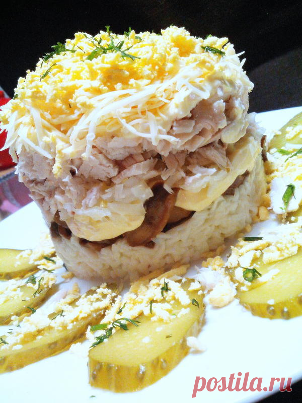 Салат с курицей, грибами и маринованным луком / 7dach.ru