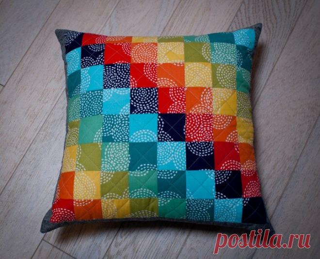 Мастерица взяла несколько лоскутков цветной ткани. Посмотрите, какая необыкновенная красота у нее получилась