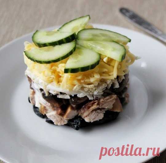 Салат с курицей и черносливом
Ингредиенты: 
Курица вареная - 350 г 
Вареные яйца - 2 шт 
Свежий огурец - 1 шт 
Шампиньонов - 250 г 
Чернослив - 12 шт 
Лук - 1 шт. 
Йогурт - 50 г

Приготовление: 
Чернослив ошпарить и нарезать. Курицу нарезать или разобрать на волокна. 
Обжарить лук и грибы. Выкладывать всё в следующей последовательности: чернослив, курица, лук с грибами, яйца (на терке), огурец (потереть на терке). 
Каждый слой, кроме слоя грибов с луком, смазать йогуртом. ...