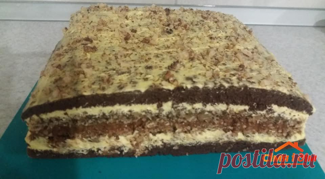 У цьому незвичайному торті вдало поєднуються різні смаки: ніжний шоколадний бісквіт підкреслює аромат горіхового безе, а шовковистий крем на жовтках доповнює карамельно-горіховий на вареному згущеному молоці. Одне слово, так смачно, що язика можна проковтнути!