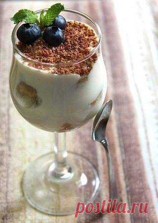 Тирамису за 5 минут Ингредиенты: 110 г сливочного сыра 5 столовых ложек сгущенного молока 4 столовых ложки жирных сливок 3 капли ванили 1 чашка кофе Печенье “Дамские пальчики” Тертый шоколад Приготовление: В миске взбейте сыр, сливки, молоко и ванилин. Окуните печенье в кофе на несколько секунд чтобы они не размокли. Выложите печенье сплошным слоем в блюдо. Нанесите половину взбитой смеси. Выложите второй слой печенья и закройте оставшейся смесью. Натрите шоколад. Поставьте в холодильник на…