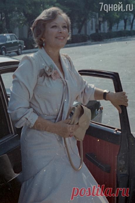 Первая любовь Клары Лучко преследовала ее долгие годы Оказывается, Клара Лучко всю жизнь помнила красивого юношу, ради которого была готова на любые безумства.«Эта история из юности, о которой Клара Степановна иногда
рассказывала мне, — рассказывает Лар…