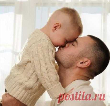 4-летний мальчик идёт к отцу и говорит ему:
- Папа, я решил жениться.
- Замечательно! И на ком?... 
- На бабушке!!! Она сказала, что любит меня, и я люблю её, и она лучший повар в мире, и она рассказывает самые красивые сказки!!!
- Очень мило, но у нас небольшая проблема!!!...
- Какая проблема?!
- Ну... она моя мать. Ты не можешь жениться на моей маме!!!
-  Почему нет?!... Ты же женился на моей!!!