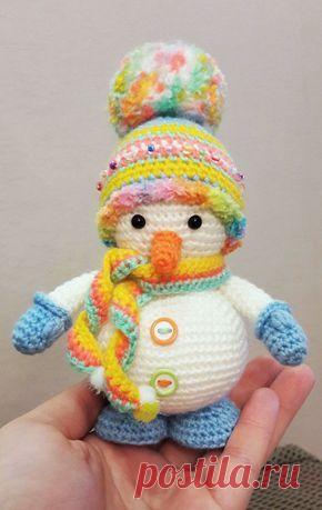 Вязаный снеговик крючком - схема и описание игрушки амигуруми. Милый вязаный снеговик крючком в шапке и варежках понравится как взрослым, так и детям, и займет свое почетное место под елкой!