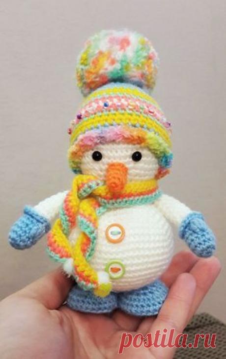 Вязаный снеговик крючком - схема и описание игрушки амигуруми. Милый вязаный снеговик крючком в шапке и варежках понравится как взрослым, так и детям, и займет свое почетное место под елкой!