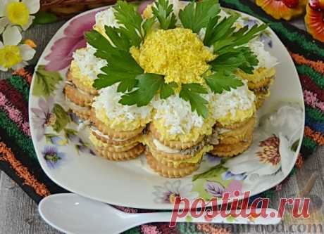 Рецепт: Закусочный торт-салат из крекеров, с рыбными консервами на RussianFood.com