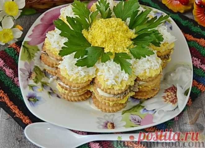 Рецепт: Закусочный торт-салат из крекеров, с рыбными консервами на RussianFood.com