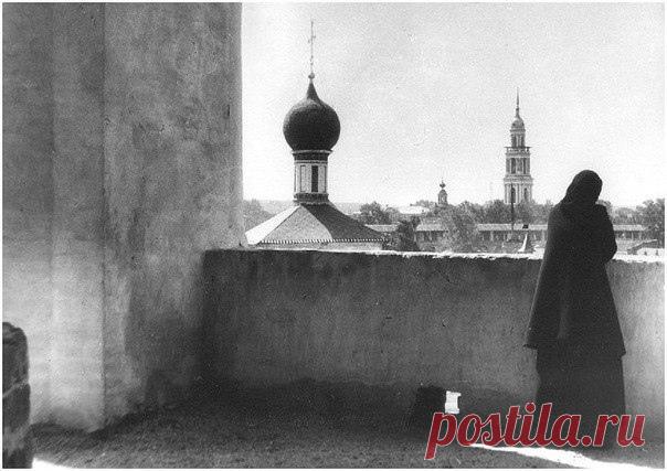 В уединении, в тиши монастыря,
Где ангелы-хранители летают,
Вдали от искушений и греха
Живет она, кого умершей все считают.
Все думают, она уж обитает
Показать полностью...