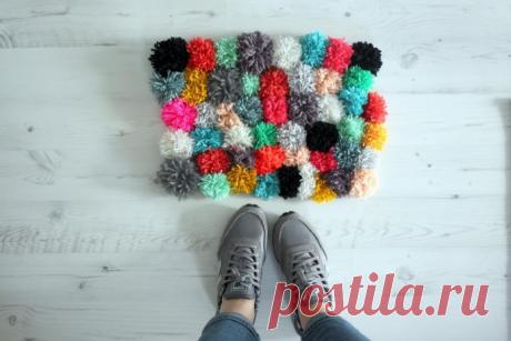 Как сделать коврик из помпонов своими руками? Мастер-класс как сделать коврик из помпонов своими руками.
Материалы для основы, как сделать помпоны, мк из пряжи. Видео и фото.