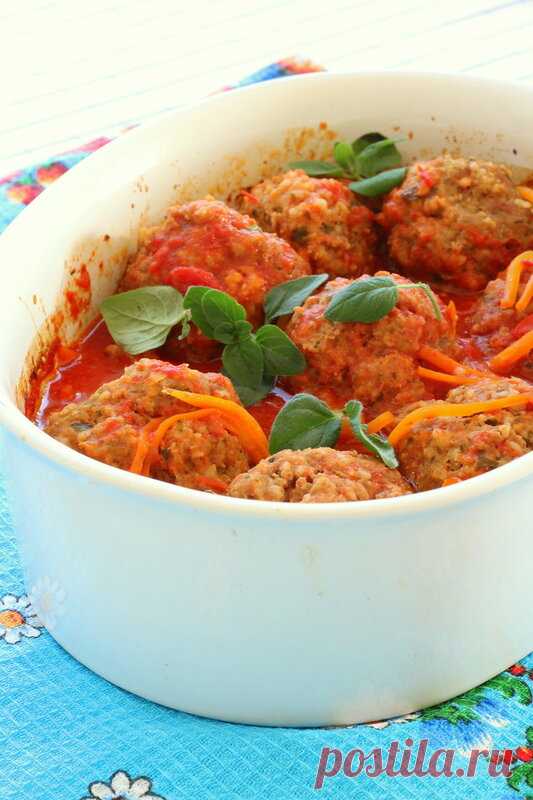 Мясные тефтели с геркулесом Всем привет! Вот и закончилось лето... Всех учащих, учащихся и их родителей поздравляю с началом учебного года. Школьникам и студентам - успехов в учебе, а родителям и педагогам - терпения) Ну а всем нам - теплой и сухой осени. У нас лето пока не заканчивается, несмотря на дату в календаре. Но жара…