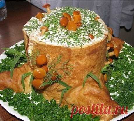 Салат «Пенек» из блинов с ветчиной и грибами.