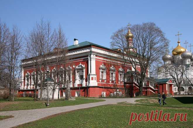 Трапезная Успенской церкви, Новодевичий монастырь
Трапезная палата с Успенской церковью (1685-1687 гг.) представляет собой уникальное по тем временам сооружение - обширную бесстолпную палату площадью 323 кв. метра, стоящую на высокой подклети. С восточной стороны к трапезной примыкает высокий четверик Успенской церкви, во втором этаже которой находится придел в честь Сошествия Святаго Духа, в котором сохранился древний иконостас.