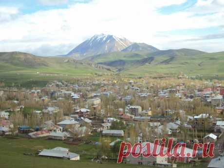 Տեսարան Ալաշկերտից հետին պլանում Սուկավետ լեռն է
Ըստ հայկական աղբյուրների՝ Ալաշկերտը հիմնադրվել է մ.թ. 2-րդ դարի վերջում Վաղարշ Ա թագավորի կողմից և նրա անունով էլ կոչվել է Վաղարշակերտ։ Իսկ Ալաշկերտ անունը մնացել է Վանի թագավորության ժամանակներից, երբ բնակավայրը կոչվել է Անաշտ կամ Ալաշա:
A view from Alashkert (mount Soukavet in the background)
According to Armenian sources Alashkert was founded in the end of 2nd century AD by Armenian king Vagharsh The First and was named after him Vagharshake