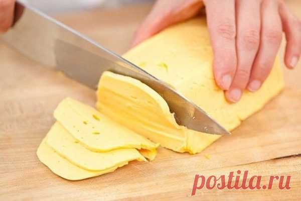 Этот домашний твердый сыр намного лучше магазинного По своему вкусу он ничуть не хуже магазинного, а по полезным качествам намного лучше.