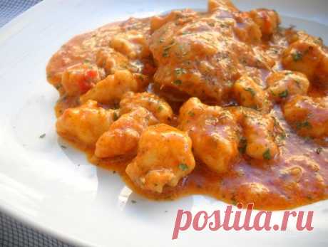 Паприкаш из курицы Паприкаш из курицы с клецками и со сметаной - это очень вкусное блюдо. Готовится оно, как правило, из взрослой курицы, разделанной по частям, но вы можете взять отдельно бедра, голени, грудку или крылья. Используйте свежие овощи, чтобы добавить вкус и аромат. Великолепное блюдо домашней кухни, приготовить сможет любая хозяйка.