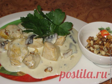 Курица с грибами и орешками в сливочном соусе / Рецепты с фото