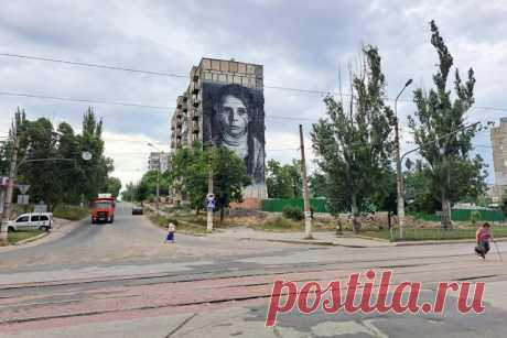 Мурал в Мариуполе в поддержку детей Донбасса. Итальянский уличный художник Йорит Черулло нарисовал в Мариуполе мурал, посвящённый детям Донбасса.