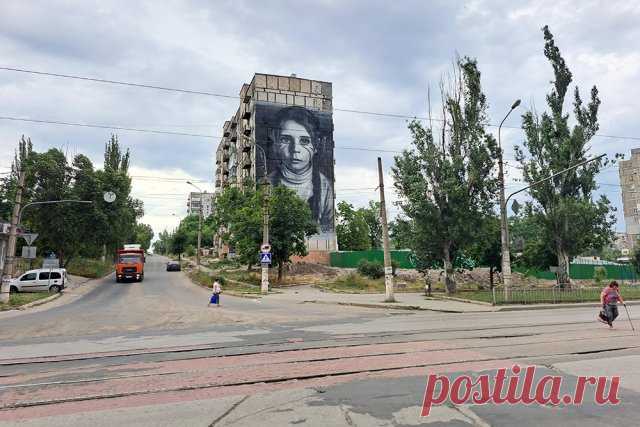 Мурал в Мариуполе в поддержку детей Донбасса. Итальянский уличный художник Йорит Черулло нарисовал в Мариуполе мурал, посвящённый детям Донбасса.