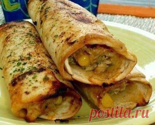 ХРУСТЯЩИЕ КУРИНЫЕ РОЛЛЫ
Ингредиенты:
· лаваш тонкий
· отварное куриное филе
· кукуруза
· сыр
· капустный салат
· зеленый лук
· сметана и томатный соус
· специи
Приготовление:
Смешать все ингредиенты, приправить.
Затем добавить измельченную курицу и также тщательно перемешать.
Завернуть начинку в лаваш, скрутить рулетом и смазать яйцом и специями.
Запекать при средней температуре до румяности роллов.
Приятного аппетита:)