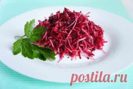 Салат из сырой свеклы – я и подумать не могла, что это может быть так вкусно - Женский журнал Этот салатик — сплошное удовольствие при минимуме усилий. Не нужно стоять у плиты, а просто помыть, очистить и натереть аккуратно на терке овощи. В результате получается хрустящий, сочный...