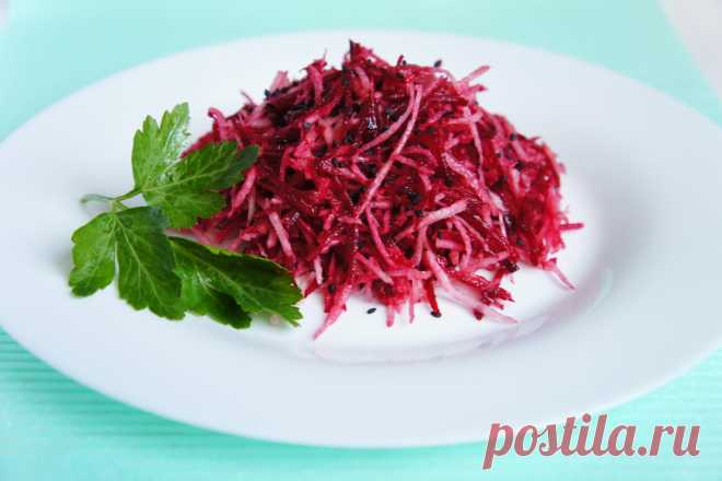 Салат из сырой свеклы – я и подумать не могла, что это может быть так вкусно - Женский журнал Этот салатик — сплошное удовольствие при минимуме усилий. Не нужно стоять у плиты, а просто помыть, очистить и натереть аккуратно на терке овощи. В результате получается хрустящий, сочный...