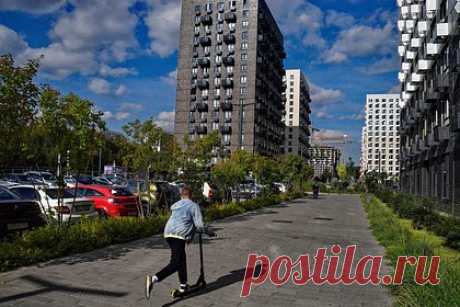 Москвичам пообещали третье бабье лето. «Старое» бабье лето ждет москвичей во второй декаде октября, при этом в начале этого месяца будет прохладно — плюс 7-12 градусов Цельсия днем, 2-7 градуса ночью. На предстоящей неделе в столицу придет похолодание. Днем 25 сентября максимальная температура воздуха составит плюс 19 градусов.