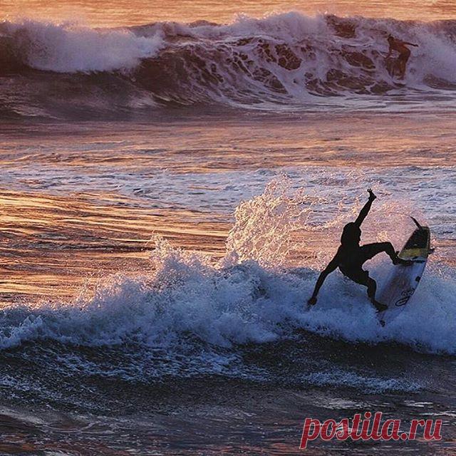 Как ваши выходные!? У нас тут маленькие волнишки и сумасшедшие закаты. Фото от @everydayimpaddling #EndlessSummerSurfSchool #бали #серфкемп